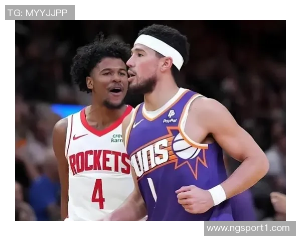 带伤作战的布克在球队中的无私奉献让人难以用言语形容其巨大贡献 带伤作战的布克在球队中的无私奉献让人难以用言语形容其巨大贡献