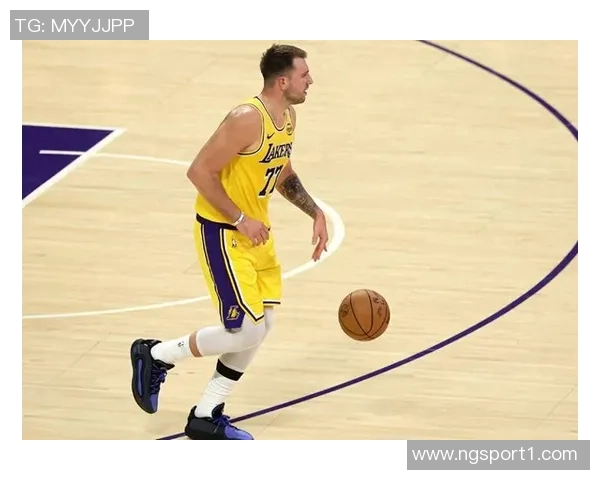 雷迪克透露东契奇全力参与训练里夫斯因脚踝不适仅部分参与 雷迪克透露东契奇全力参与训练里夫斯因脚踝不适仅部分参与