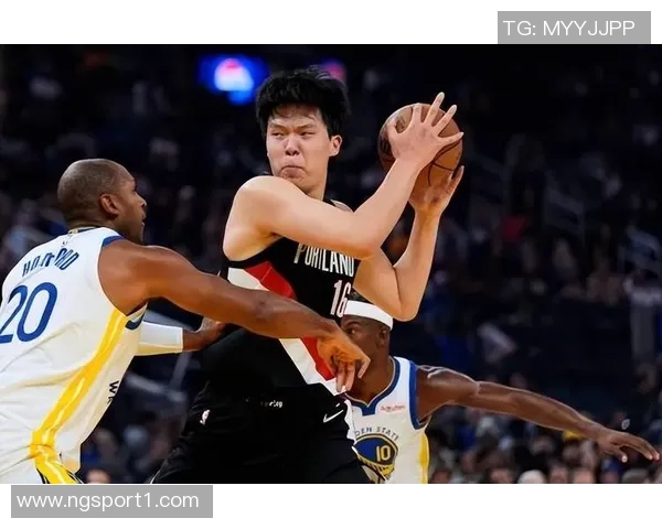 开拓者媒体人杨瀚森致力提升基础技能力争成为球队可靠替补 开拓者媒体人杨瀚森致力提升基础技能力争成为球队可靠替补